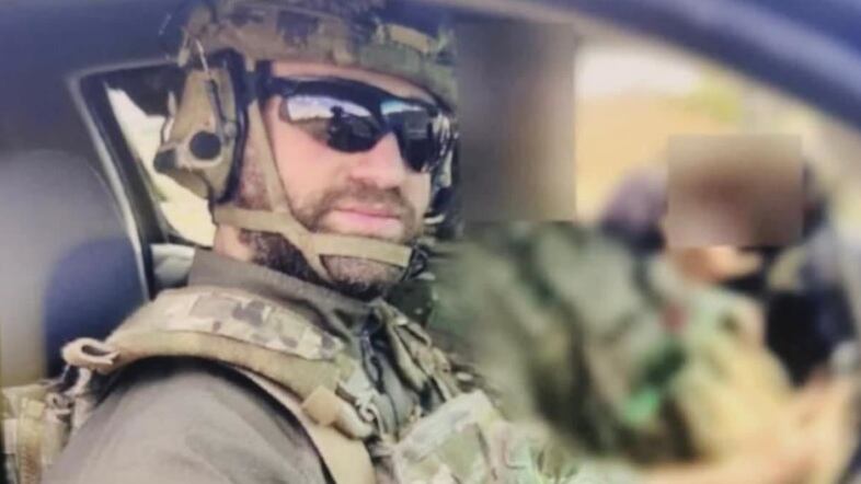 Un batterista professionista in passato nella Folgore. "Questa volta sapevo di stare dal lato giusto"