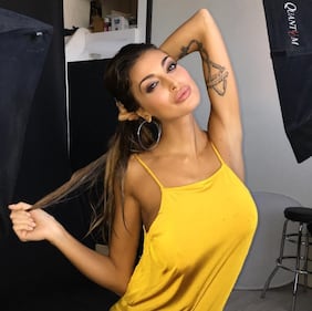 Cristina Buccino: scollatura bollente su Instagram 11