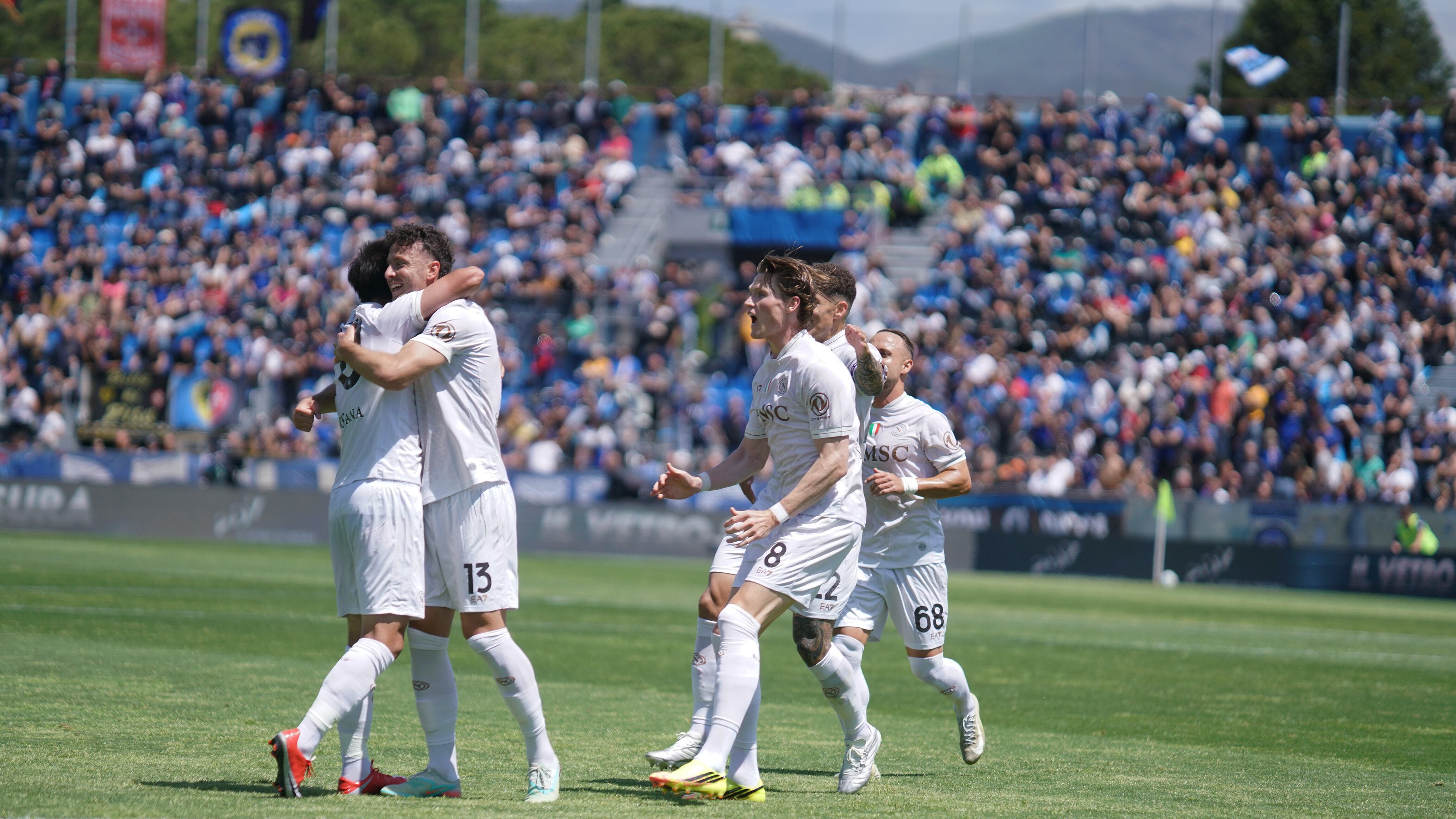 Tutto facile per il Napoli che stende il Pisa 3-0 e vola in Champions