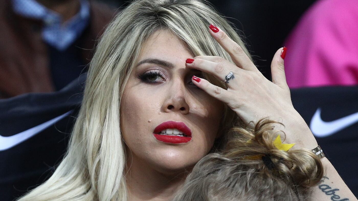 "La mia cagna", Instagram rimuove il post di Icardi. Wanda lo difende