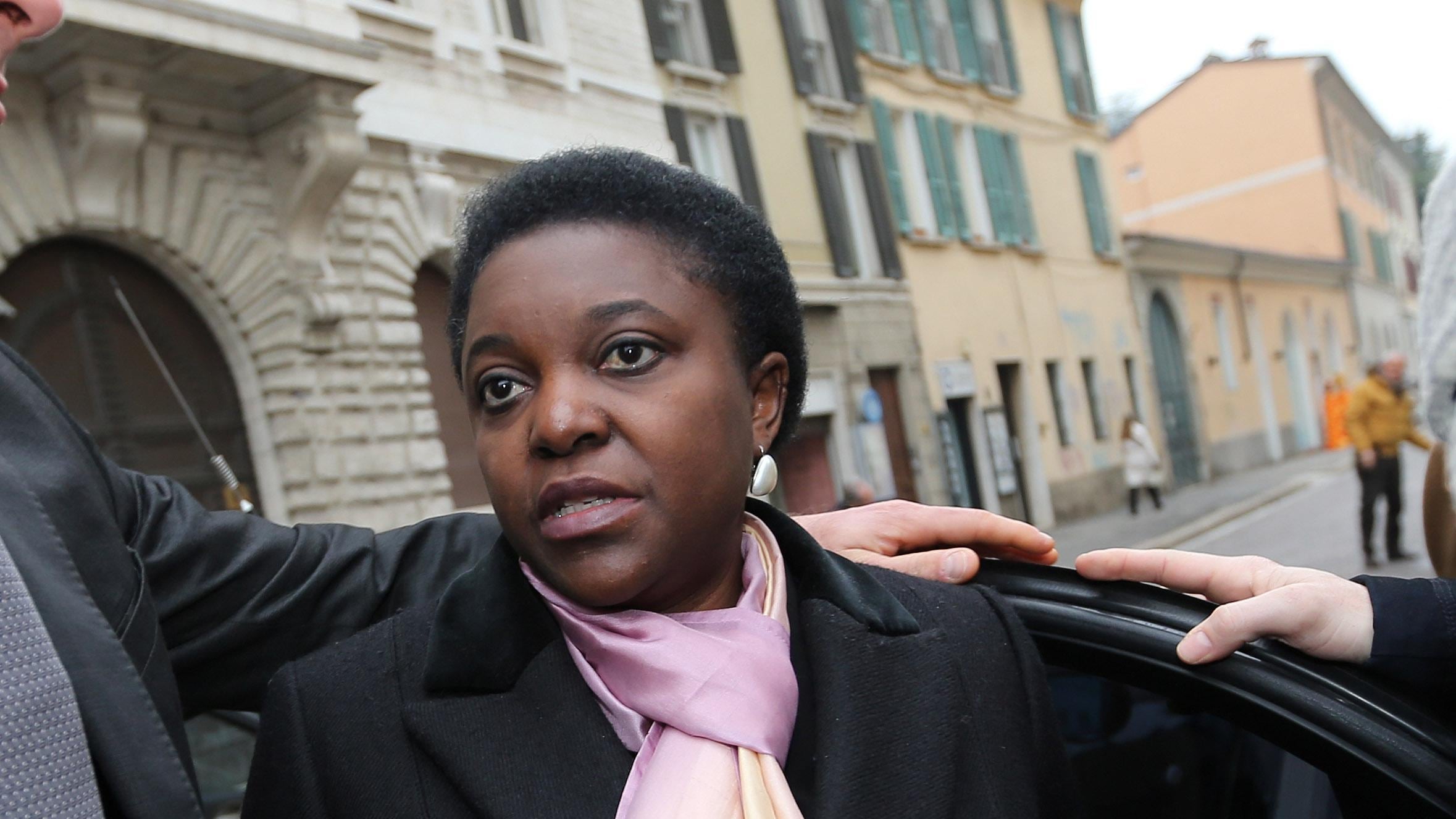 Nomadi, la Kyenge a Milano. La sinistra scopre l'emergenza