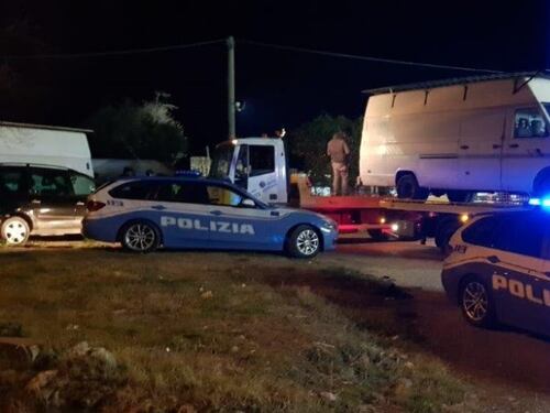 Tenta di corrompere gli agenti con la merce rubata, arrestato
