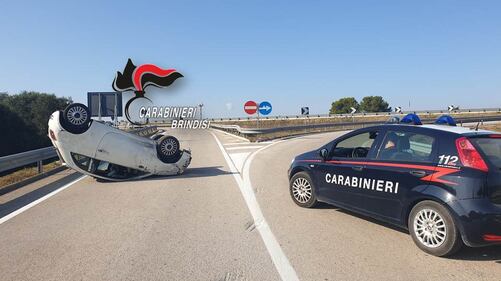 Si sottrae all'alt dei carabinieri, ma si ribalta con l'auto e viene arrestato 4
