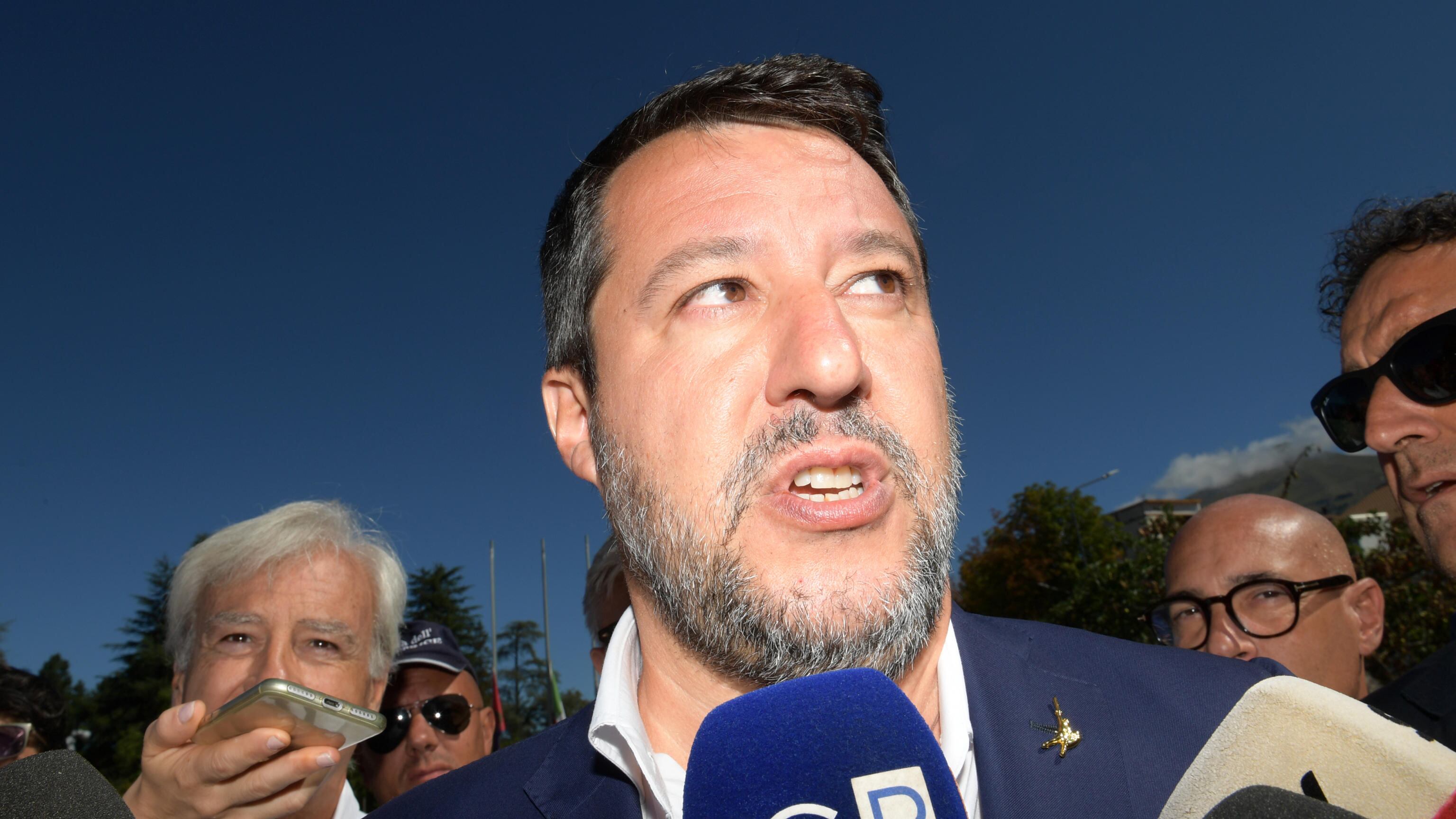 "Non ne hanno azzeccata una": Salvini contro i televirologi del Pd