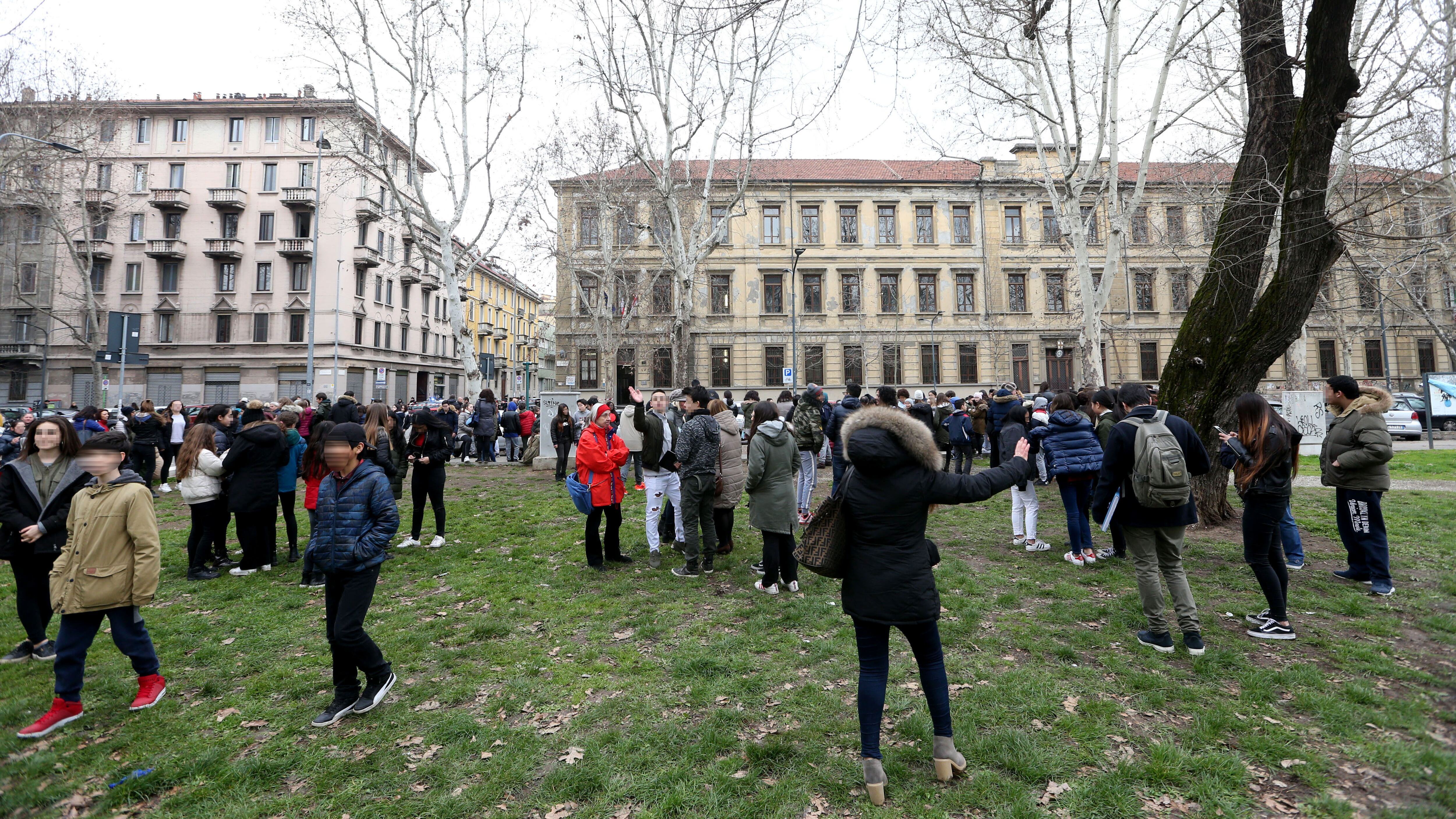 Falso allarme bomba a scuola, ore di traffico in tilt