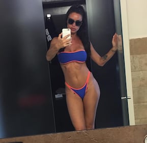 Antonella Mosetti, lato b hot in costume 4