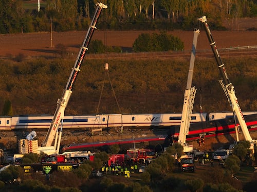 Il disastro ferroviario altro colpo a Sánchez. Proteste e inchieste