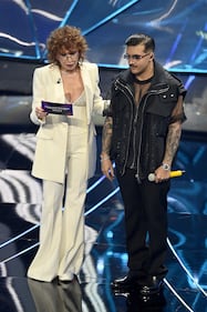 Sanremo 2024: ecco il look della seconda serata del Festival di Fiorella Mannoia 3