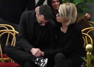 Maria De Filippi e il figlio alla camera ardente di Maurizio Costanzo 6