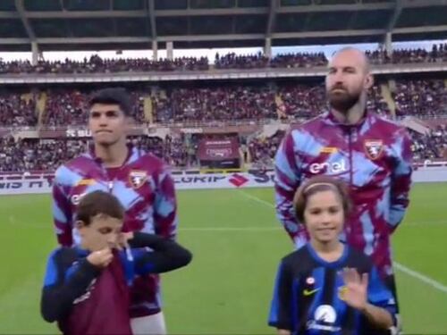 Alza la maglia dell'Inter e bacia quella granata: il gesto del bimbo tifoso del Torino
