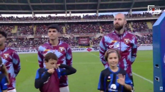 Alza la maglia dell'Inter e bacia quella granata: il gesto del bimbo tifoso del Torino