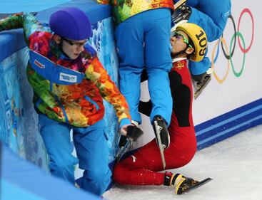 Sochi, la pattinatrice cinese cade e travolge i giudici 1