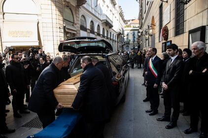 La lunga coda per salutare Ornella Vanoni: le immagini da Milano 4