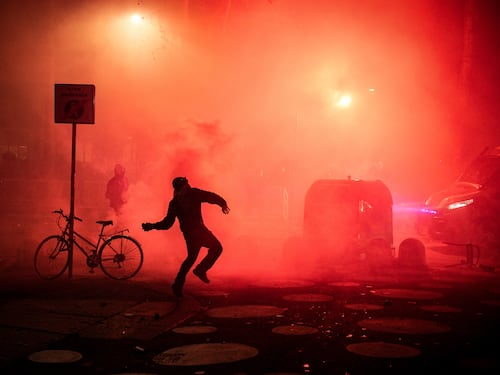 Il reato di chi assiste il branco dei violenti