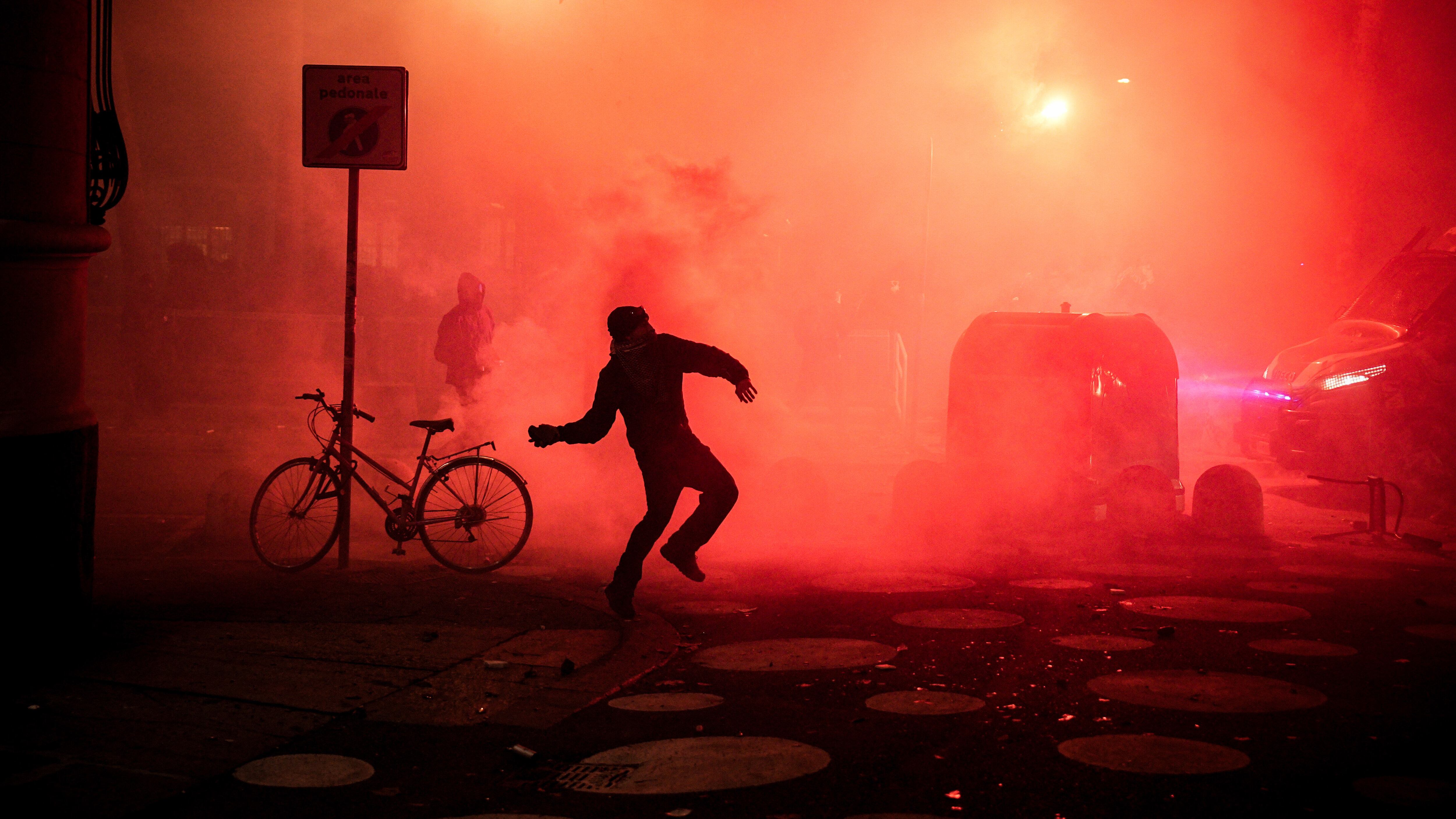 Il reato di chi assiste il branco dei violenti