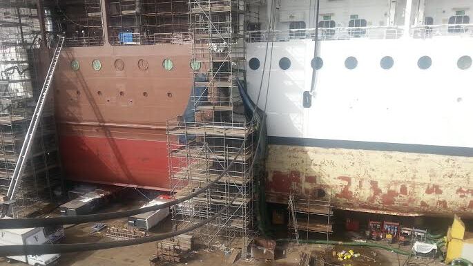 La maxi nave tagliata in due e allungata come il Lego