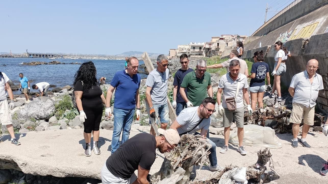 Torre Del Greco: sindaco e volontari rimuovono una tonnellata di rifiuti dalla spiaggia Agostinella