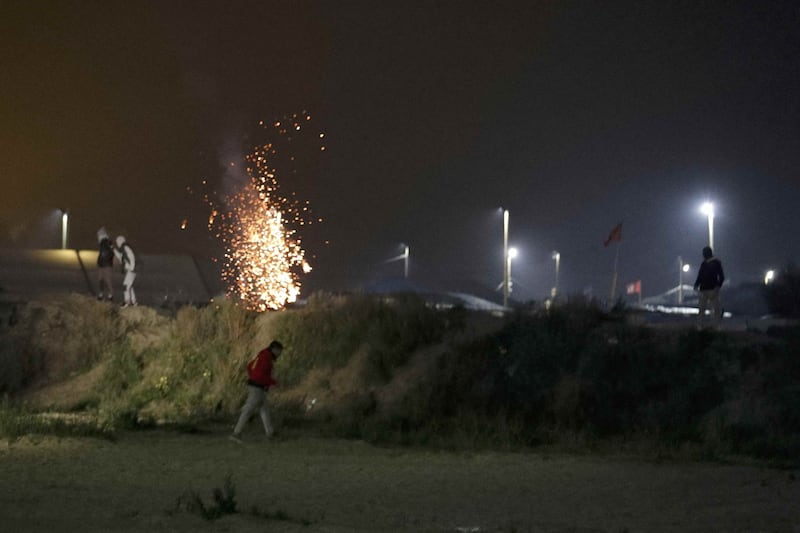 A Calais scoppia la rivolta nella "giungla" 8