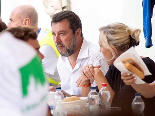 "Sempre con Marine". Salvini in equilibrio fra estrema destra e tenuta del governo. "Dureremo 10 anni"