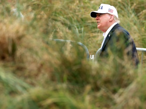 Trump contro i freni all’AI: “Non rallentiamo, sono paure infondate”