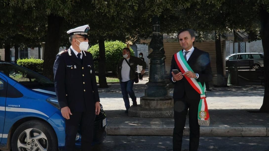 "Sposta l'auto, sei in divieto". Pesta a sangue il vigile e lo manda in ospedale