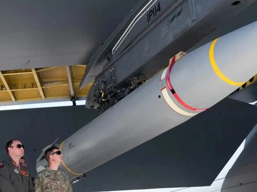 Il B-52H, le navi e il missile ipersonico: gli Usa preparano un segnale per la Cina