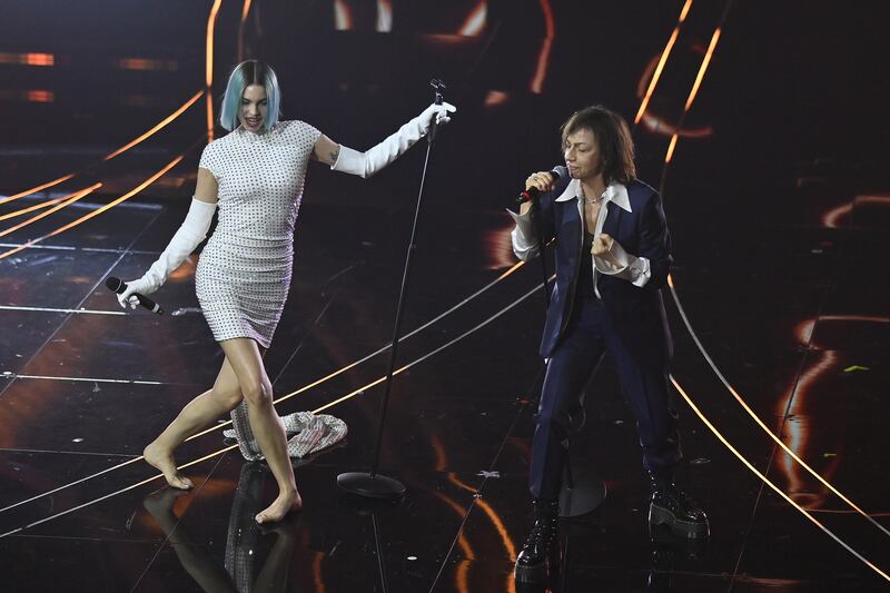 Sanremo 2024: ecco il look della quarta serata del Festival di Rose Villain 3