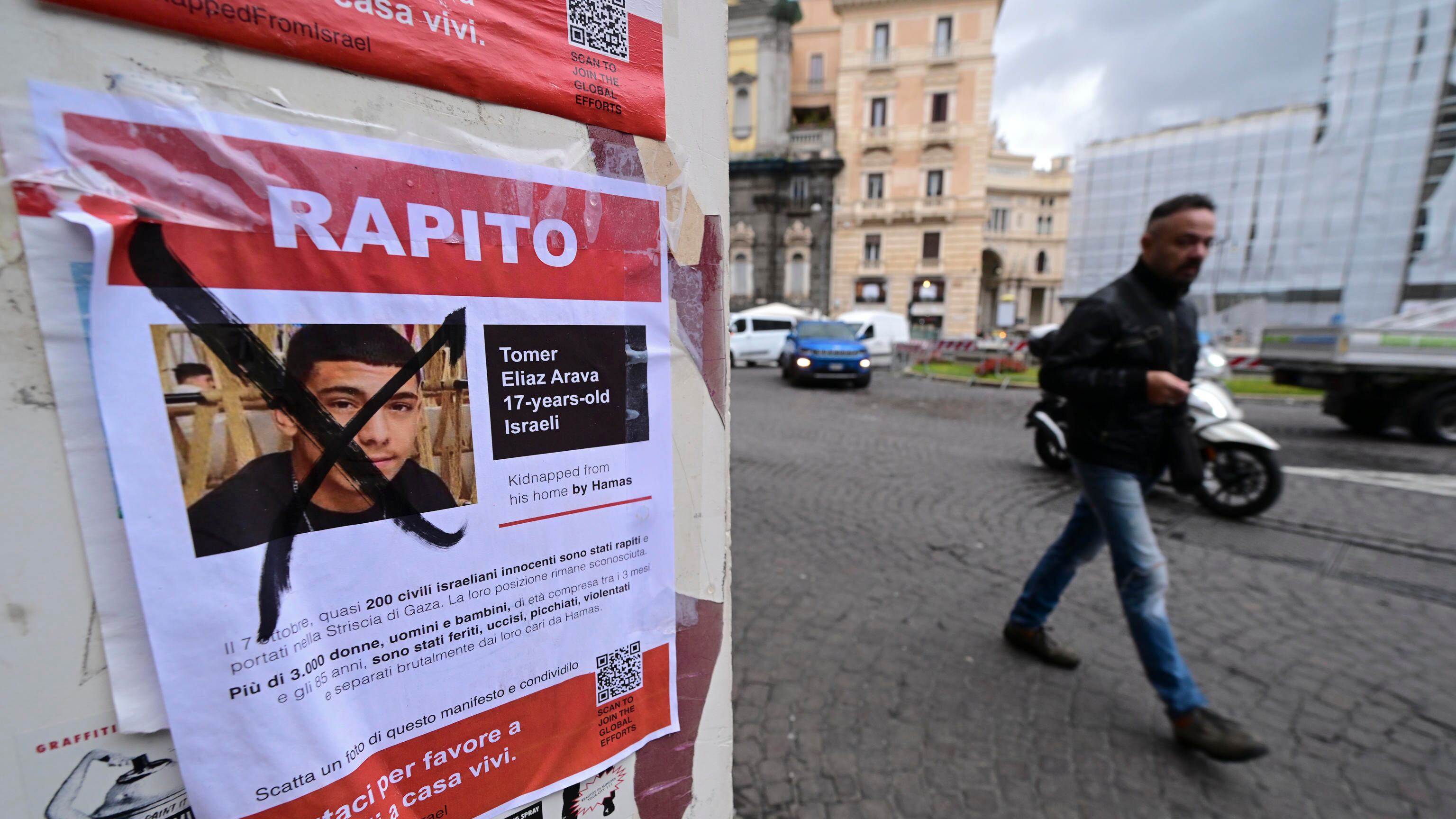 Antisemitismo a Napoli: strappati i volantini degli ostaggi israeliani