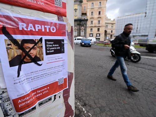 Antisemitismo a Napoli: strappati i volantini degli ostaggi israeliani