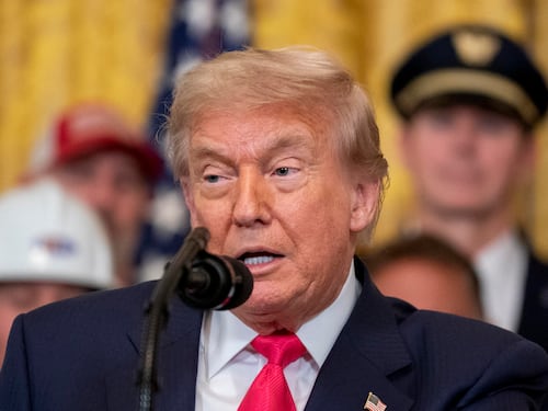 Trump smentisce i suoi 007. "I siti nucleari? Distrutti"