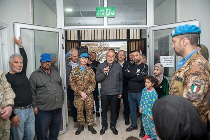 Unifil, il contingente italiano consegna un'abulanza alla municipalità di tiro 2