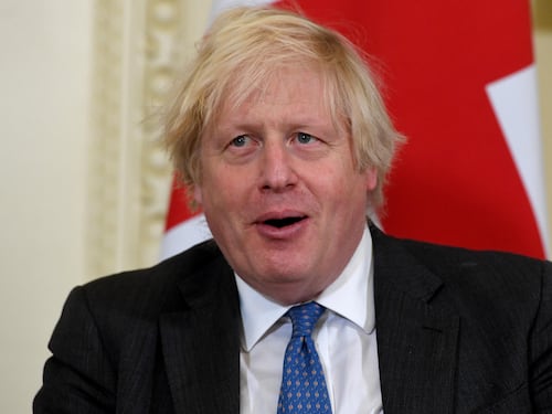 La guerra al canone Bbc e la Marina nella Manica. Johnson cerca "diversivi"