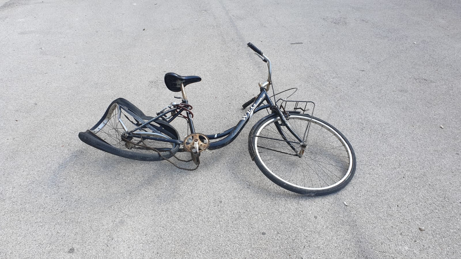 Brindisi, investe un ciclista: prima fugge poi torna sul posto