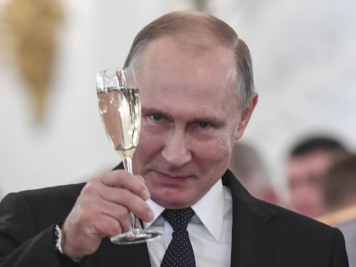 "A Vladimir Putin la Palma d'oro per la pace"