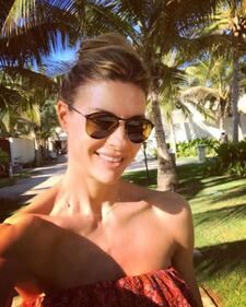 Martina Colombari: fisico scolpito in spiaggia per Natale 4