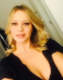 Anna Falchi, bacio hot per i fan 13