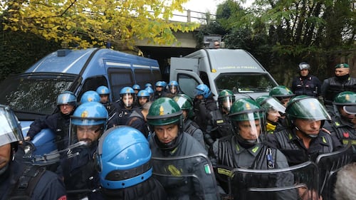 L'auto di Matteo Salvini distrutta dagli antagonisti 8