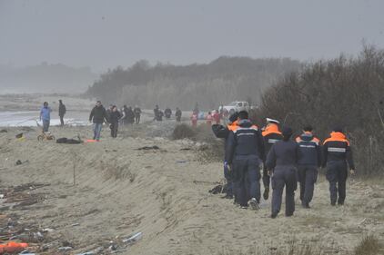 Naufragio in Calabria, si spezza barcone: decine di morti. Le foto 3