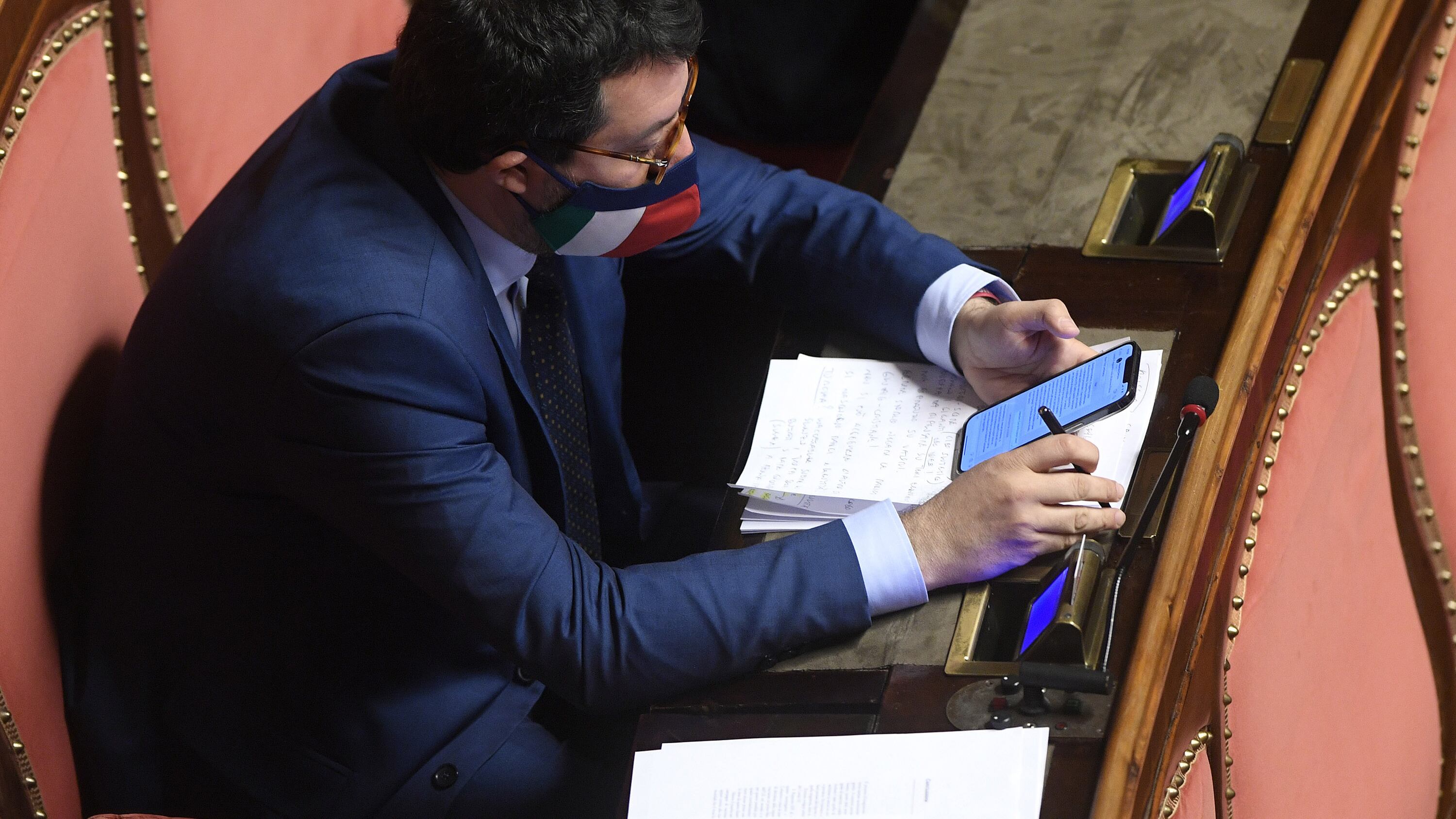 Ma Salvini non ci sta: "Impensabile un altro mese chiusi". Scontro con Pd e 5s