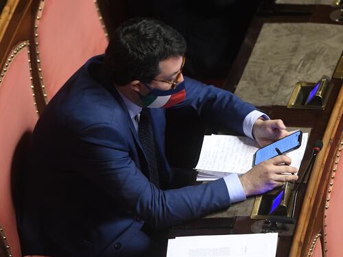 Ma Salvini non ci sta: "Impensabile un altro mese chiusi". Scontro con Pd e 5s