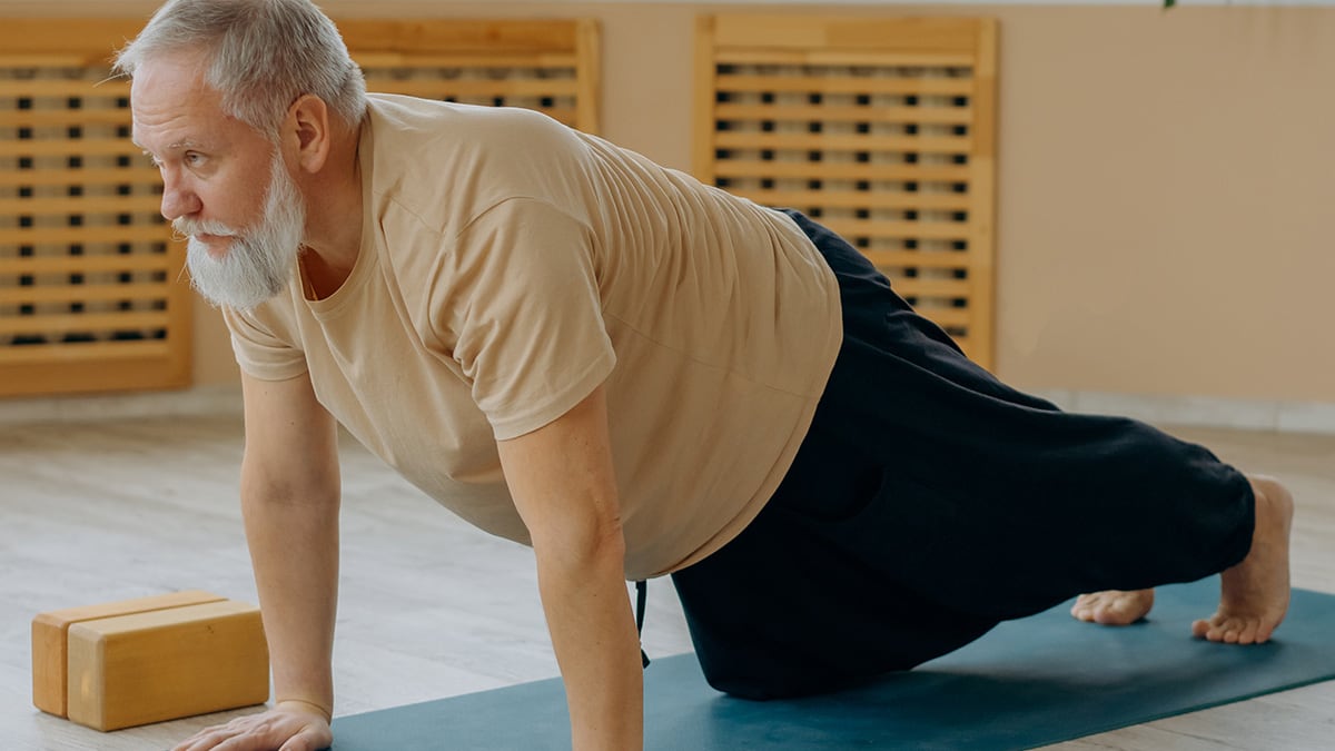 Maniglie dell'amore nell'uomo: esercizi per gli over 60