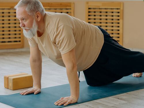 Maniglie dell'amore nell'uomo: esercizi per gli over 60