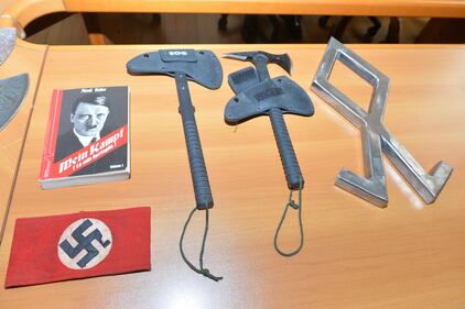 Naziskin, l'arsenale trovato nella sede di Varese 10