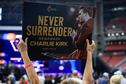 Il lungo addio a Charlie Kirk in Arizona 7