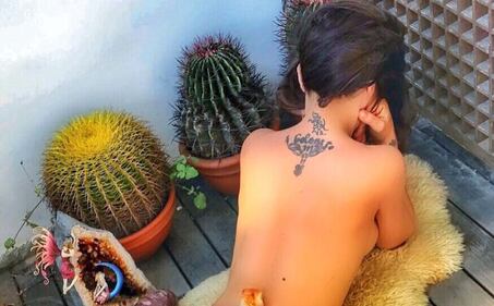 Naike Rivelli nuda con i cristalli 1