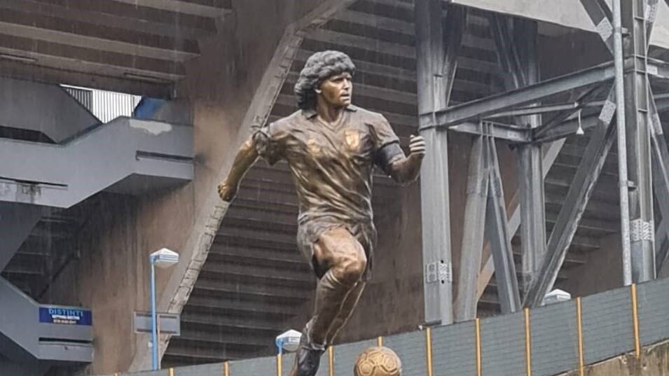 Il Comune di Napoli restituisce allo scultore la statua di Maradona: ecco perché