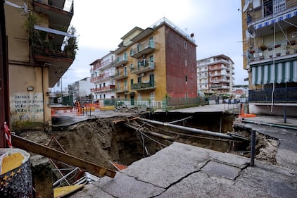 Napoli, maxi voragine in strada a Pianura 16