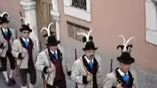 Lo sfregio al 2 giugno in Alto Adige: gli Schutzen spostano il confine