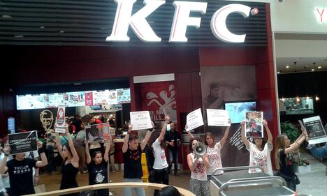 Animalisti contro il Kfc di Arese 1