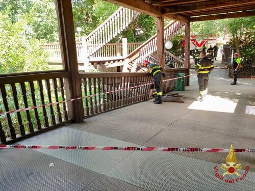 Crolla scala, tragedia sfiorata al Globe Theatre di Roma. Studenti in ospedale